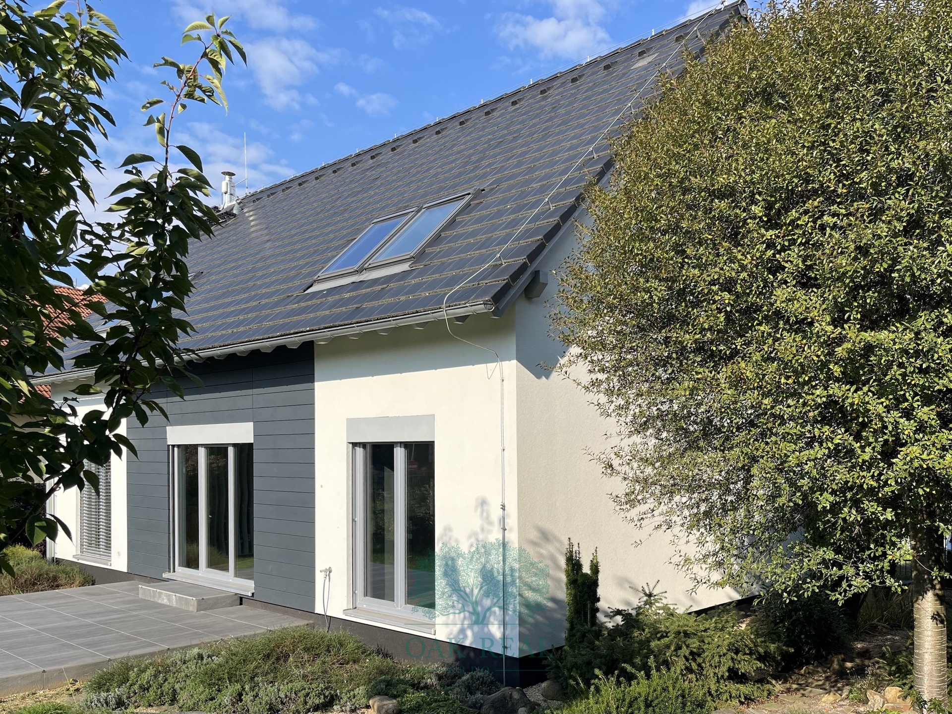 pohled na du?m a terasu ze zahrady