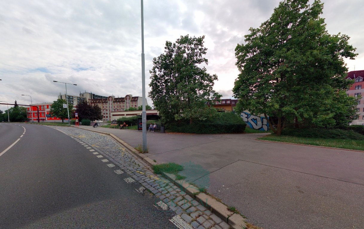 Pohled z hlavni? ulice na zasta?vku