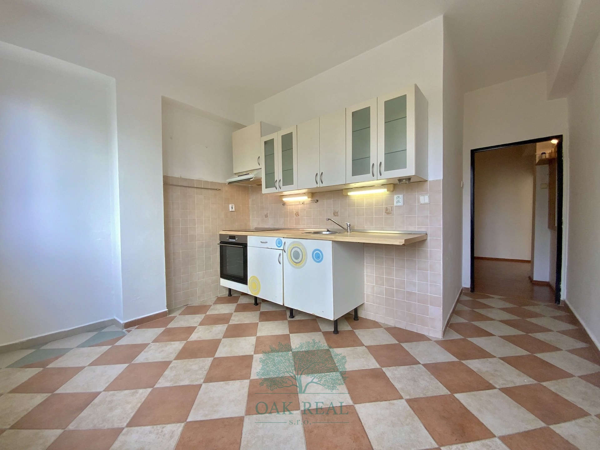 Kuchyne? s vy?klenkem na lednic?ku