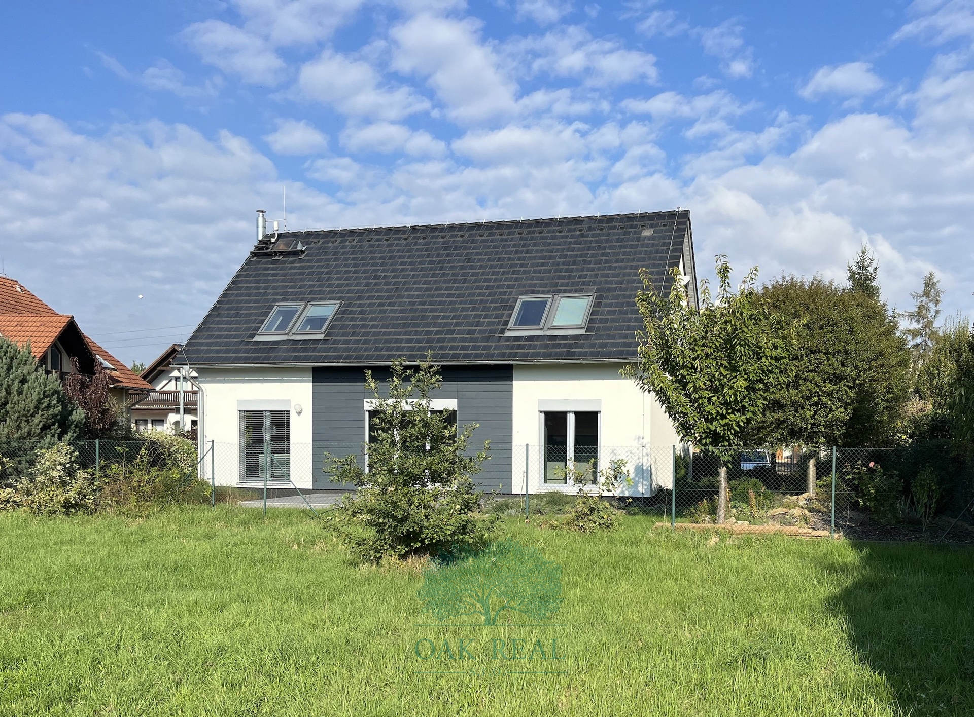 vzda?leny? pohled na du?m ze zahrady