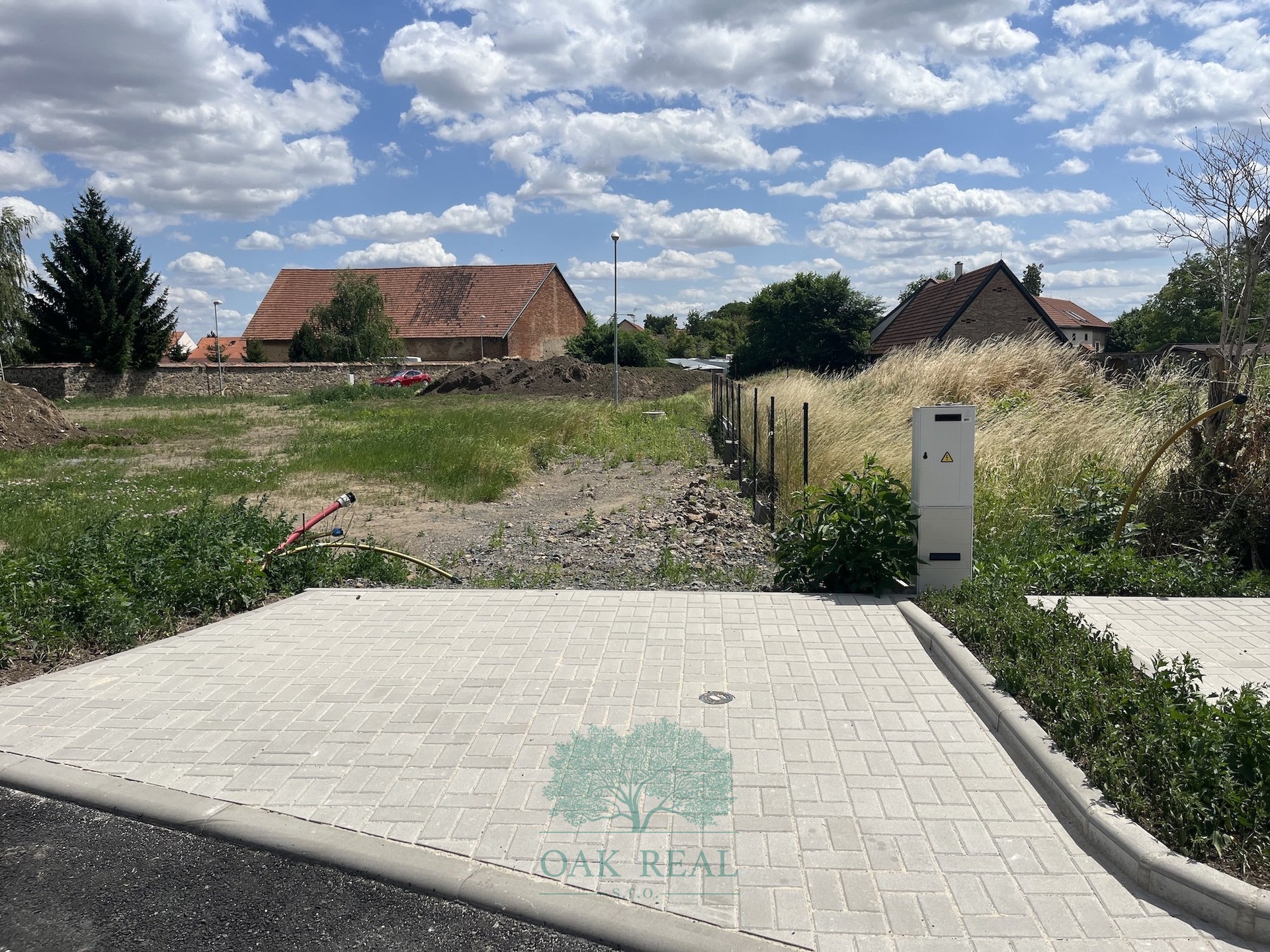 vjezd na pozemek vc?etne? elektricke? pr?i?pojky