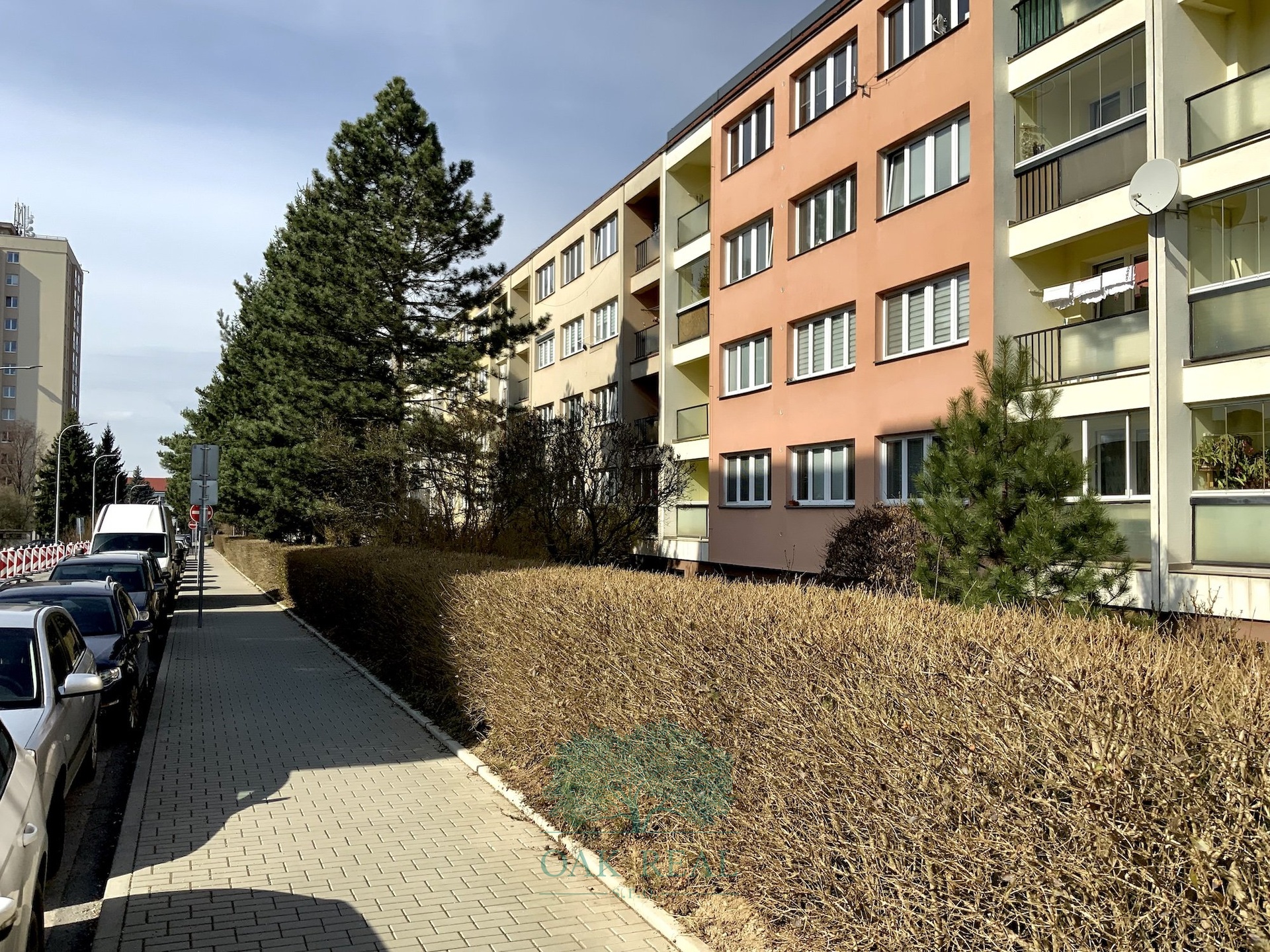 Pohled na du?m a parkovaci? mi?sta v ulici U Mostu