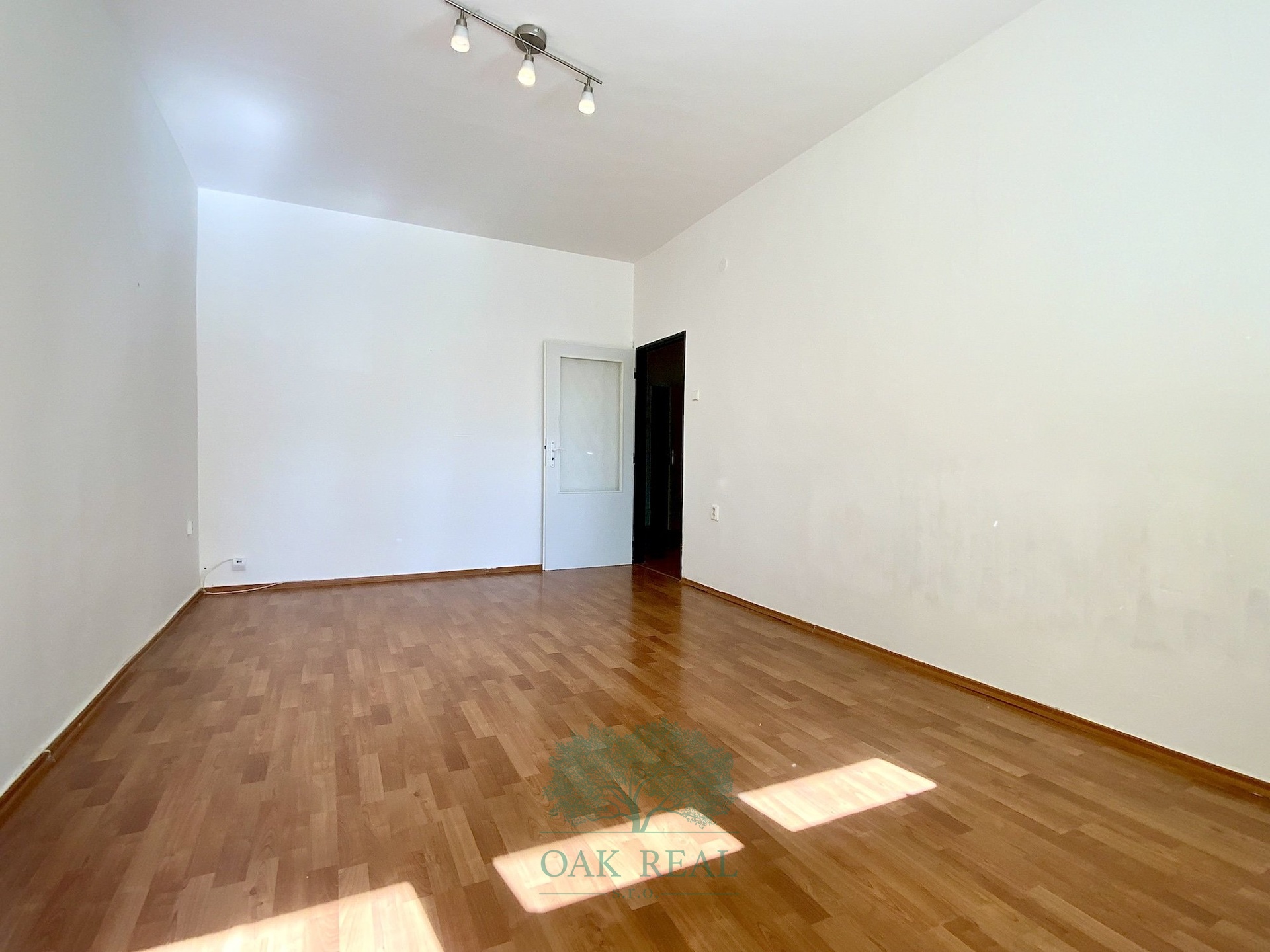 Pohled z lodz?ie do pokoje a vstup do haly