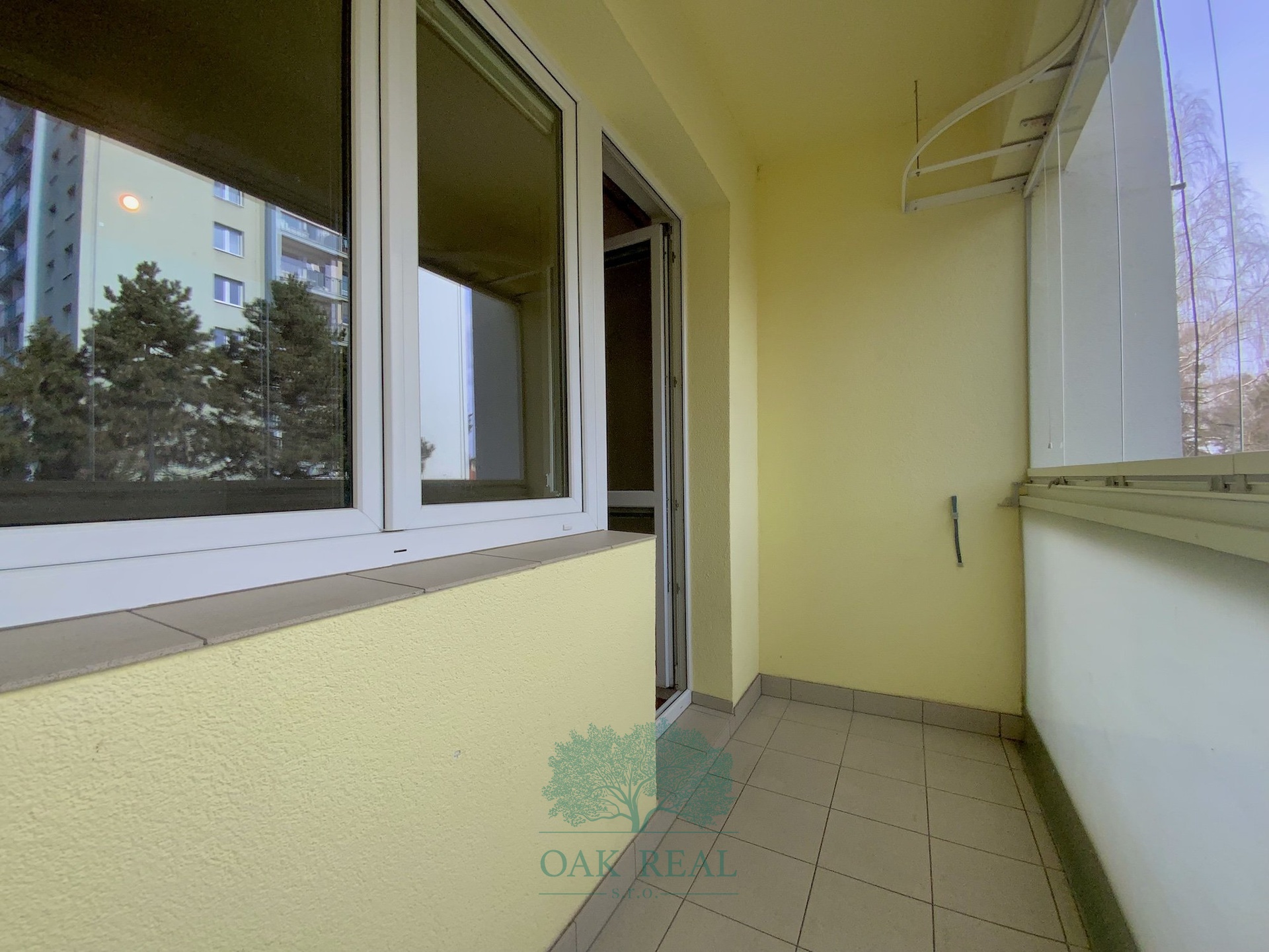 Pohled na detail lodz?ie z ulice Druz?stevni?