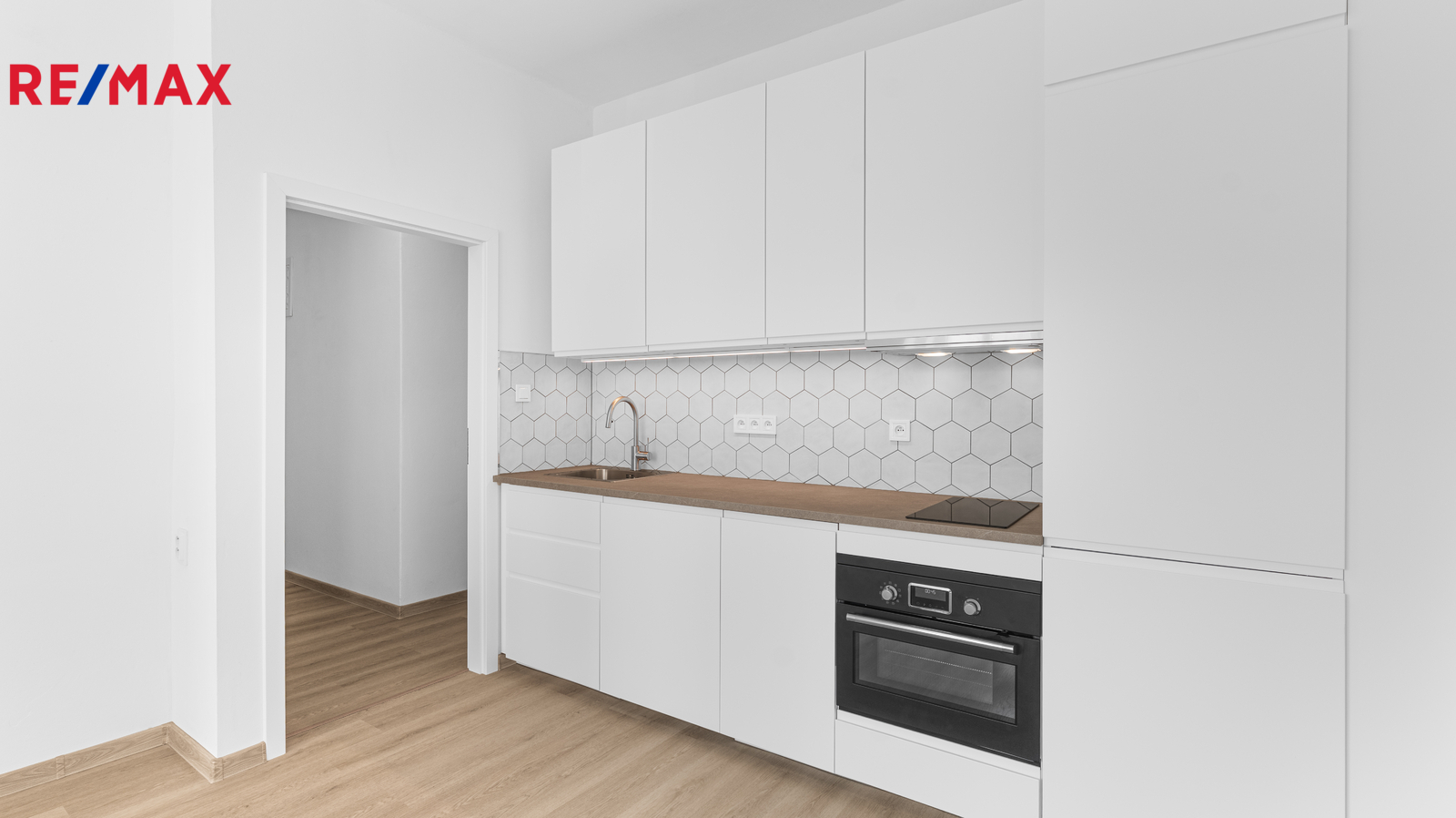 Pohled na kuchyňskou linku a vstupní předsíň