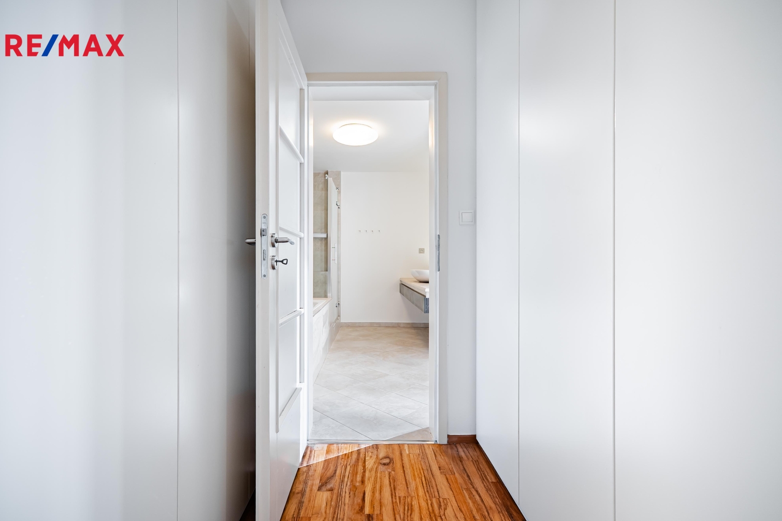 Vestavěné skříně a vstup do koupelny