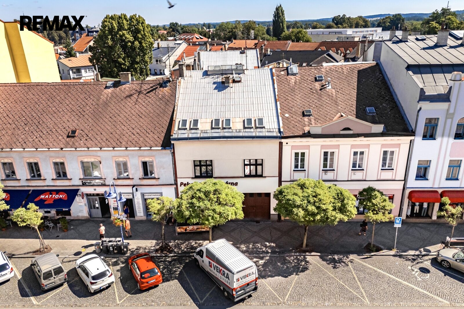 Pohled na dům z dronu z hlavní ulice