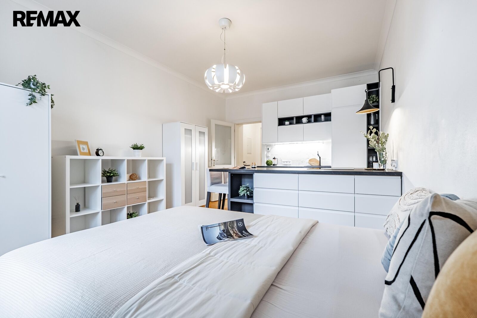 Obývací pokoj s kuchyňským koutem a vstupní předsí