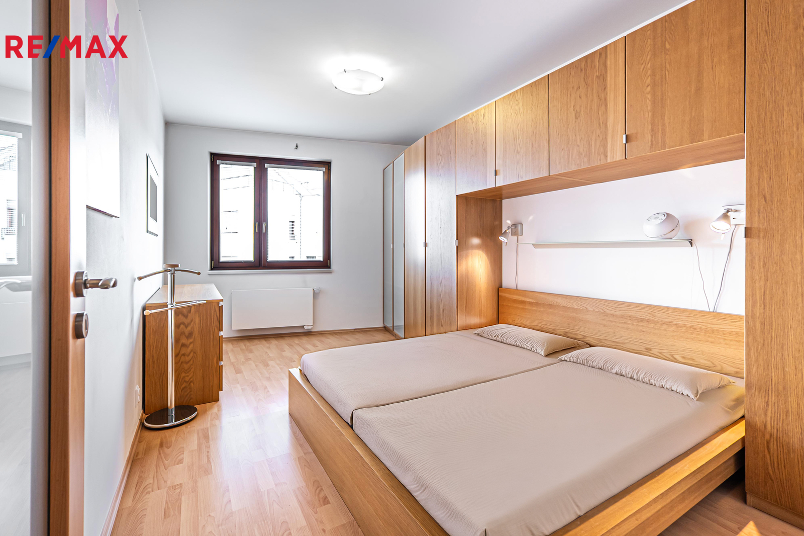 Slunná a prostorná ložnice bytu