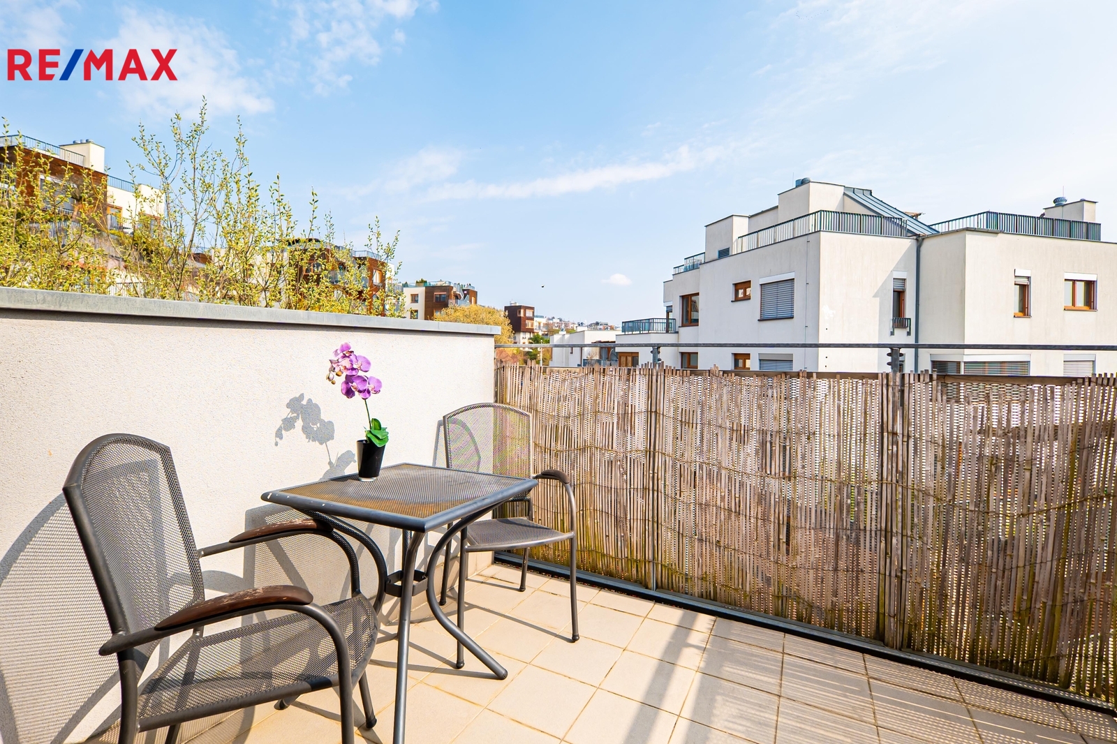 Rezidence je v zeleni s krásnými výhledy do údolí