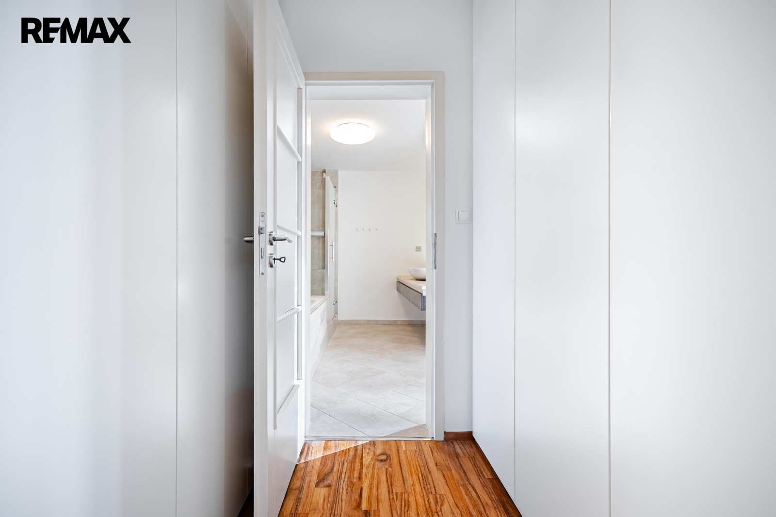 Vestavěné skříně a vstup do koupelny