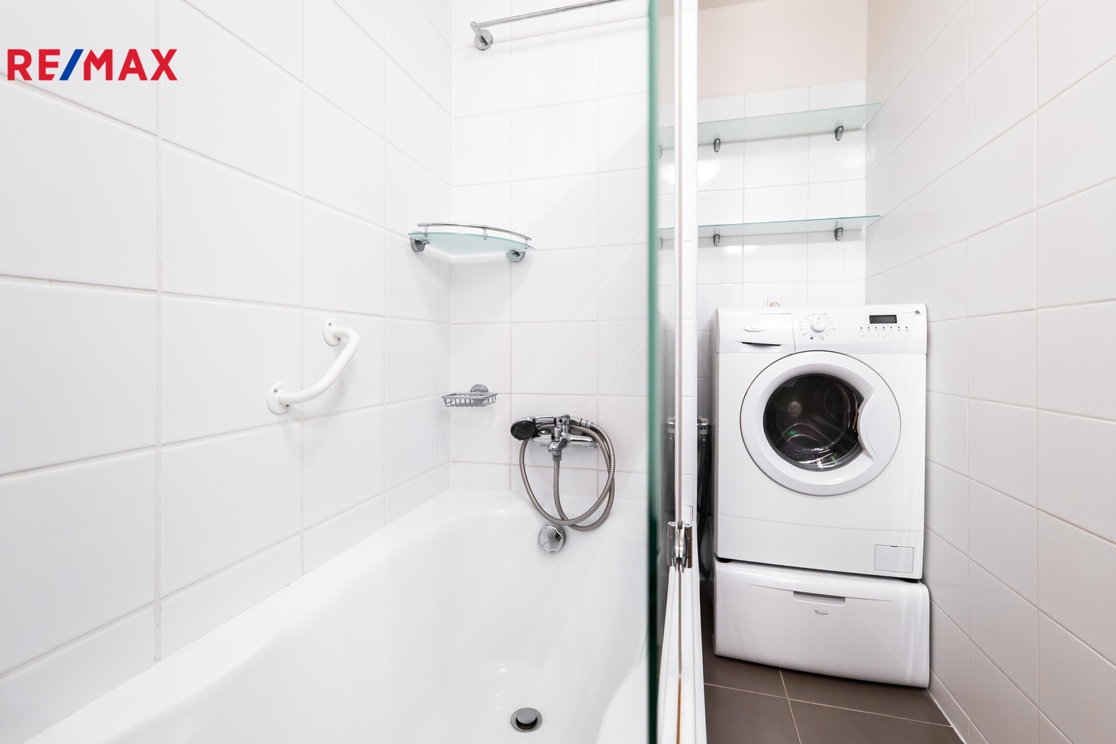 Vana disponuje sprchovou zástěnou