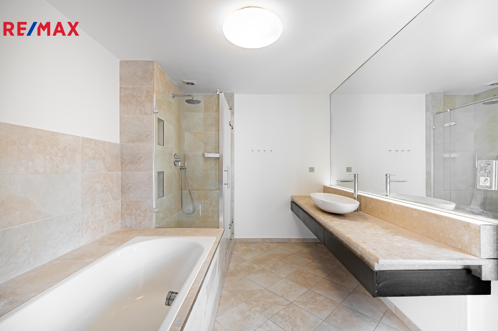 Rozlehlá koupelna s vanou a sprchou