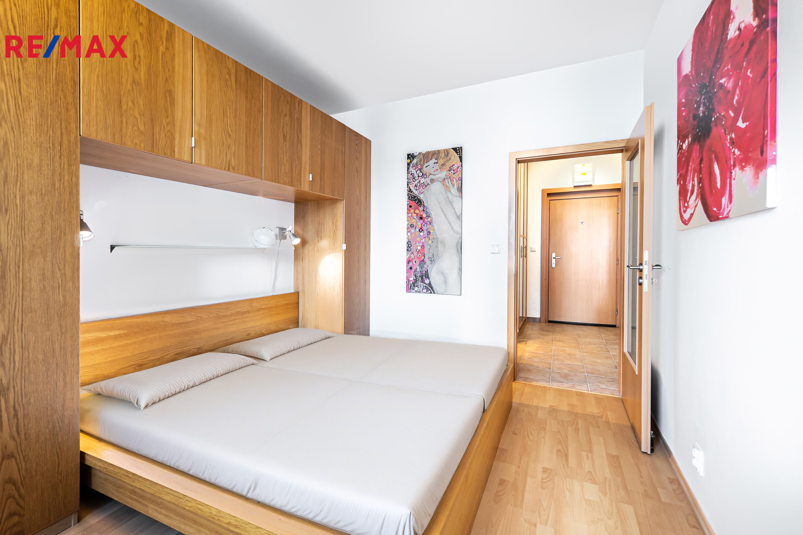 Pohled z ložnice do předsíně