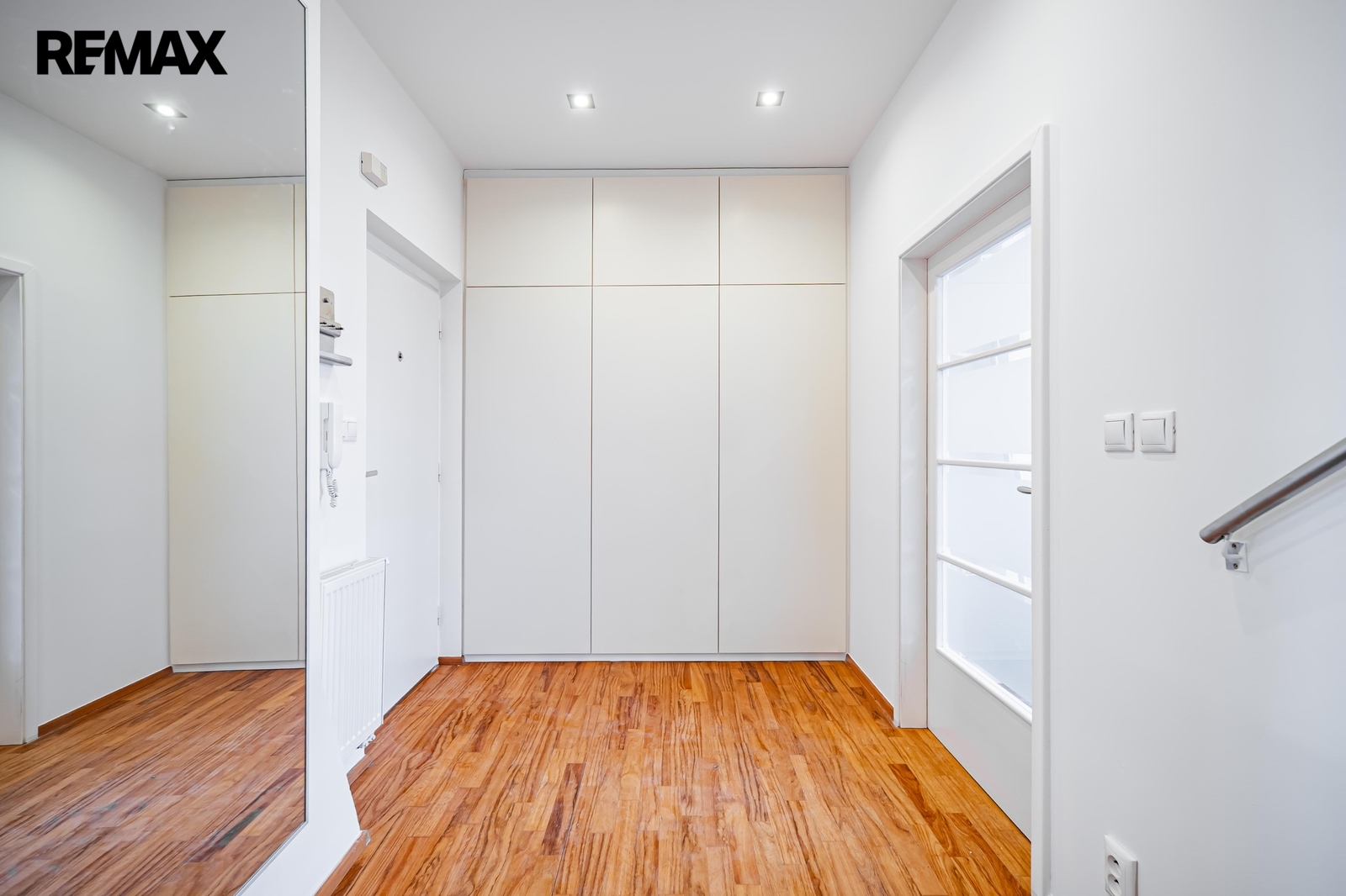 Vstupní předsíň s vestavěnou skříní