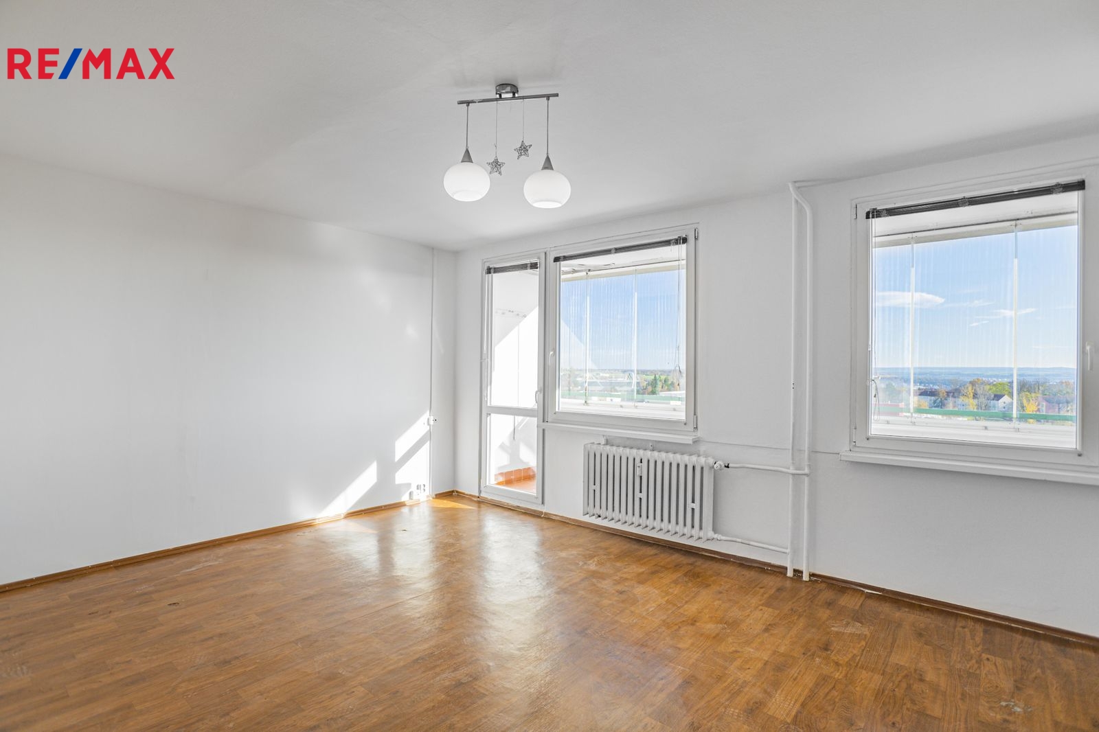 Obývací pokoj se vstupem na lodžii