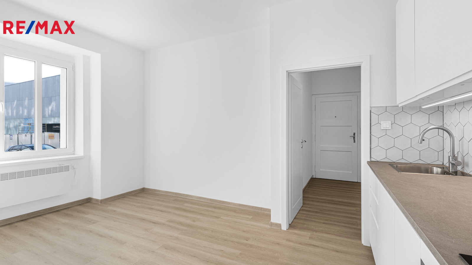 Pohled z obývacího pokoje do vstupní chodby