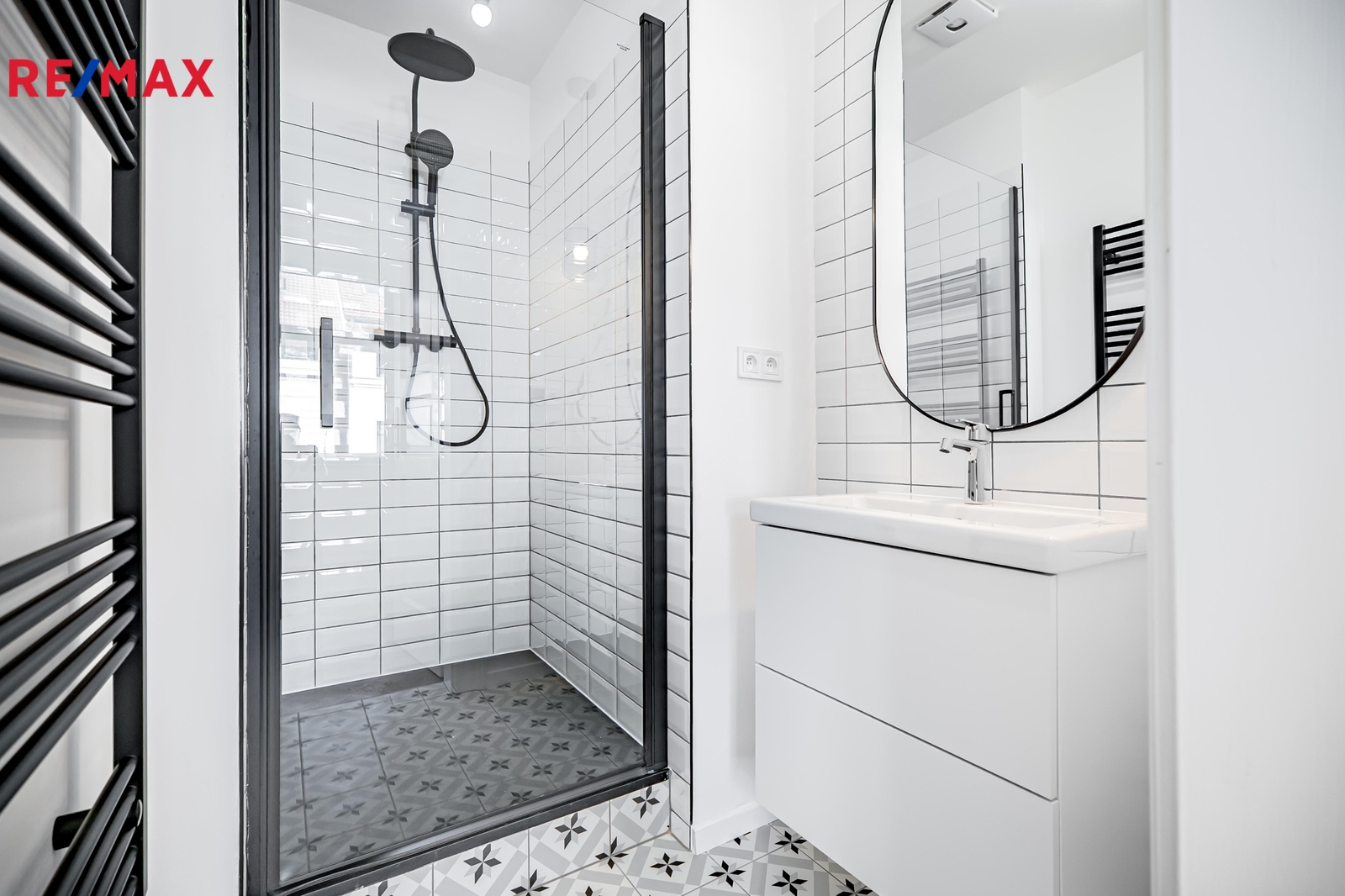 Druhá z koupelen se sprchou