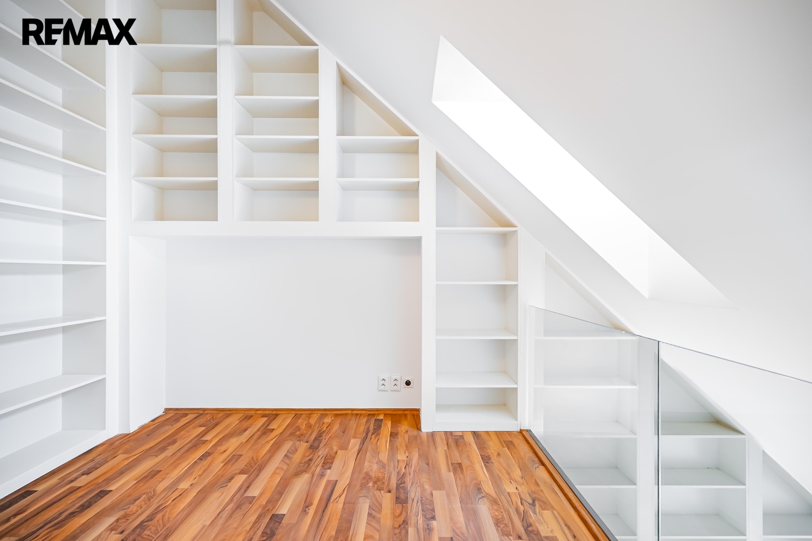 Podesta/pracovna s velkou knihovnou