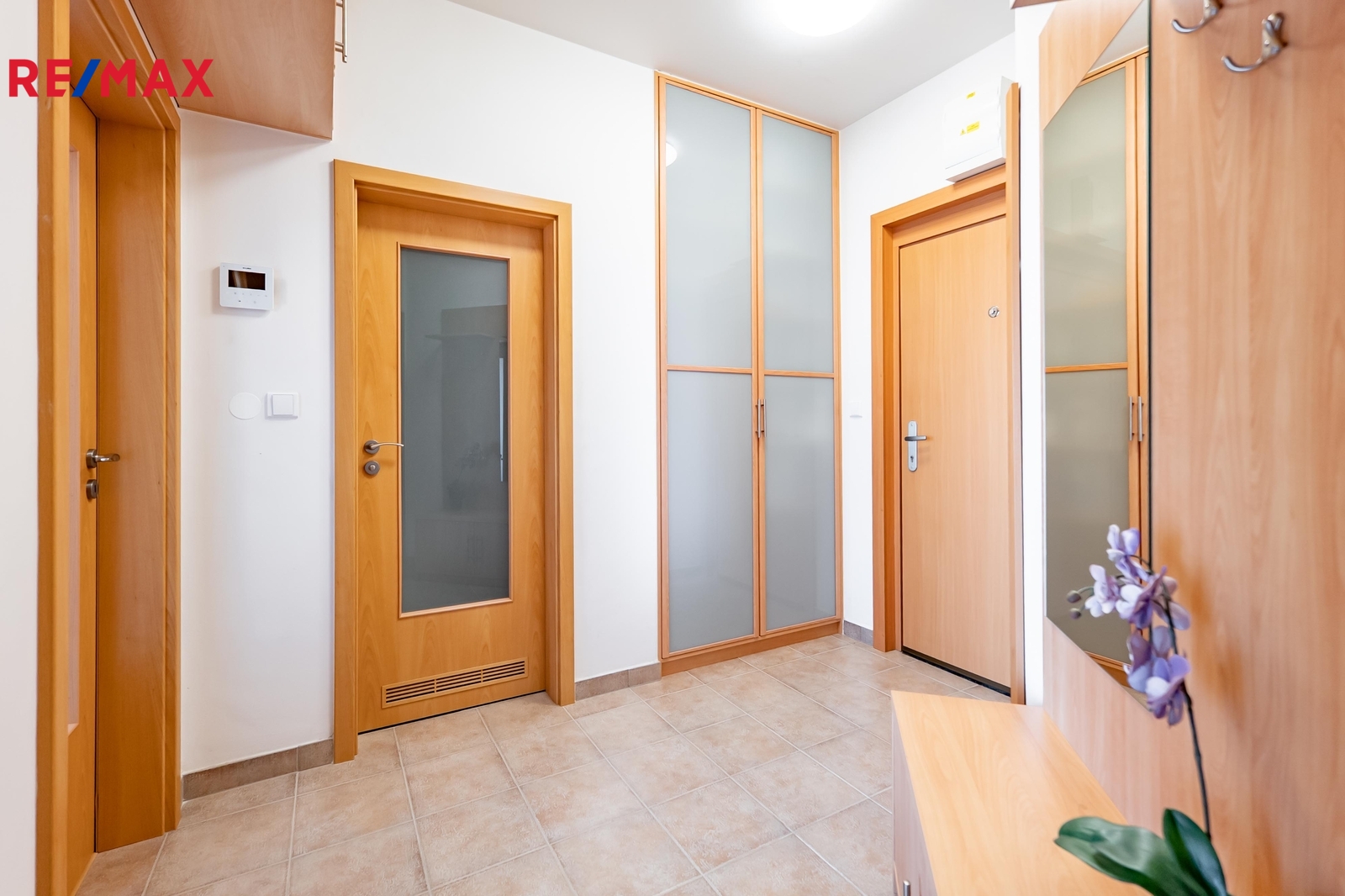 Předsíň disponuje velkým množstvím úložných prostor