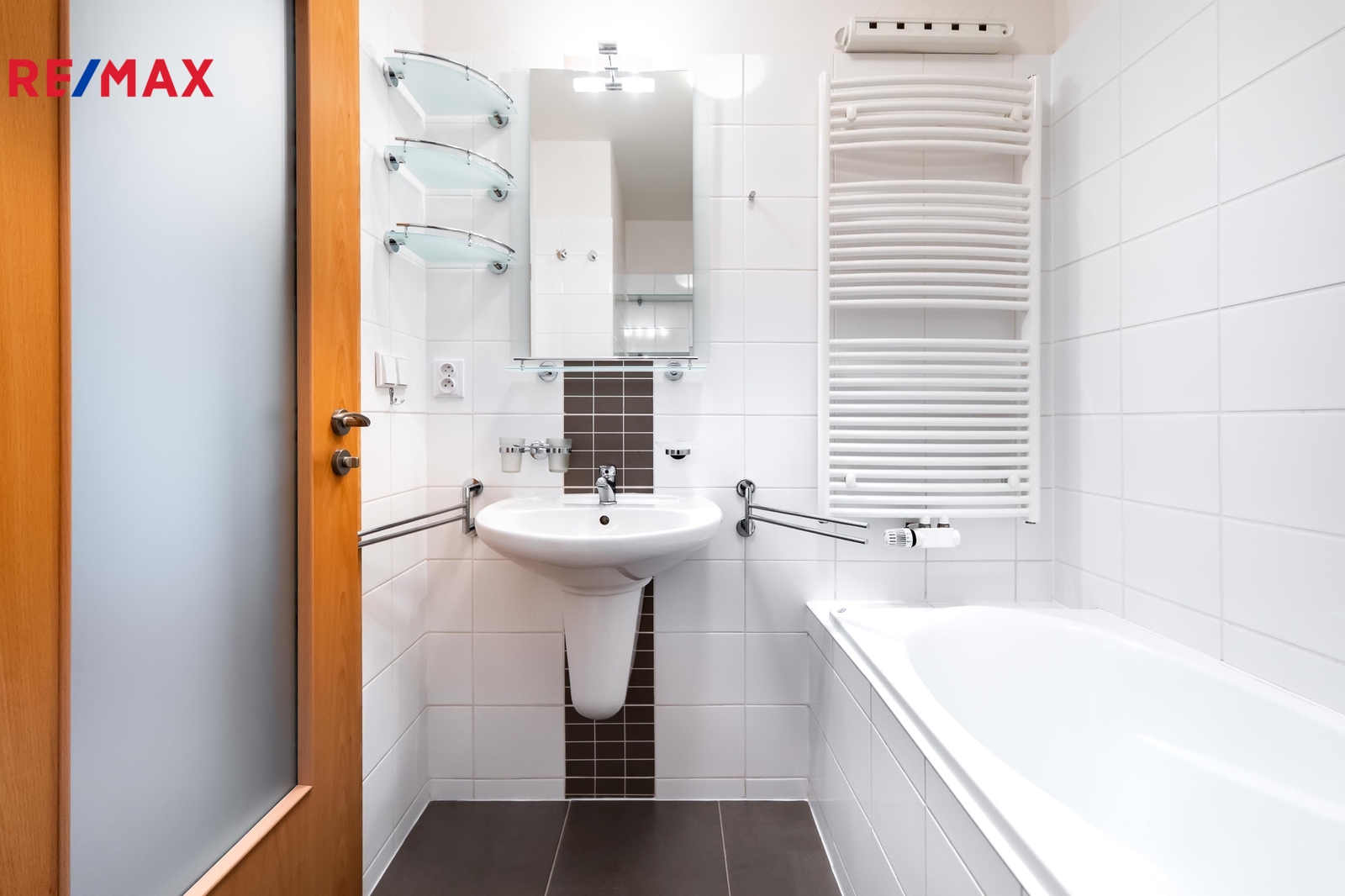 Koupelna s vanou a umyvadlem