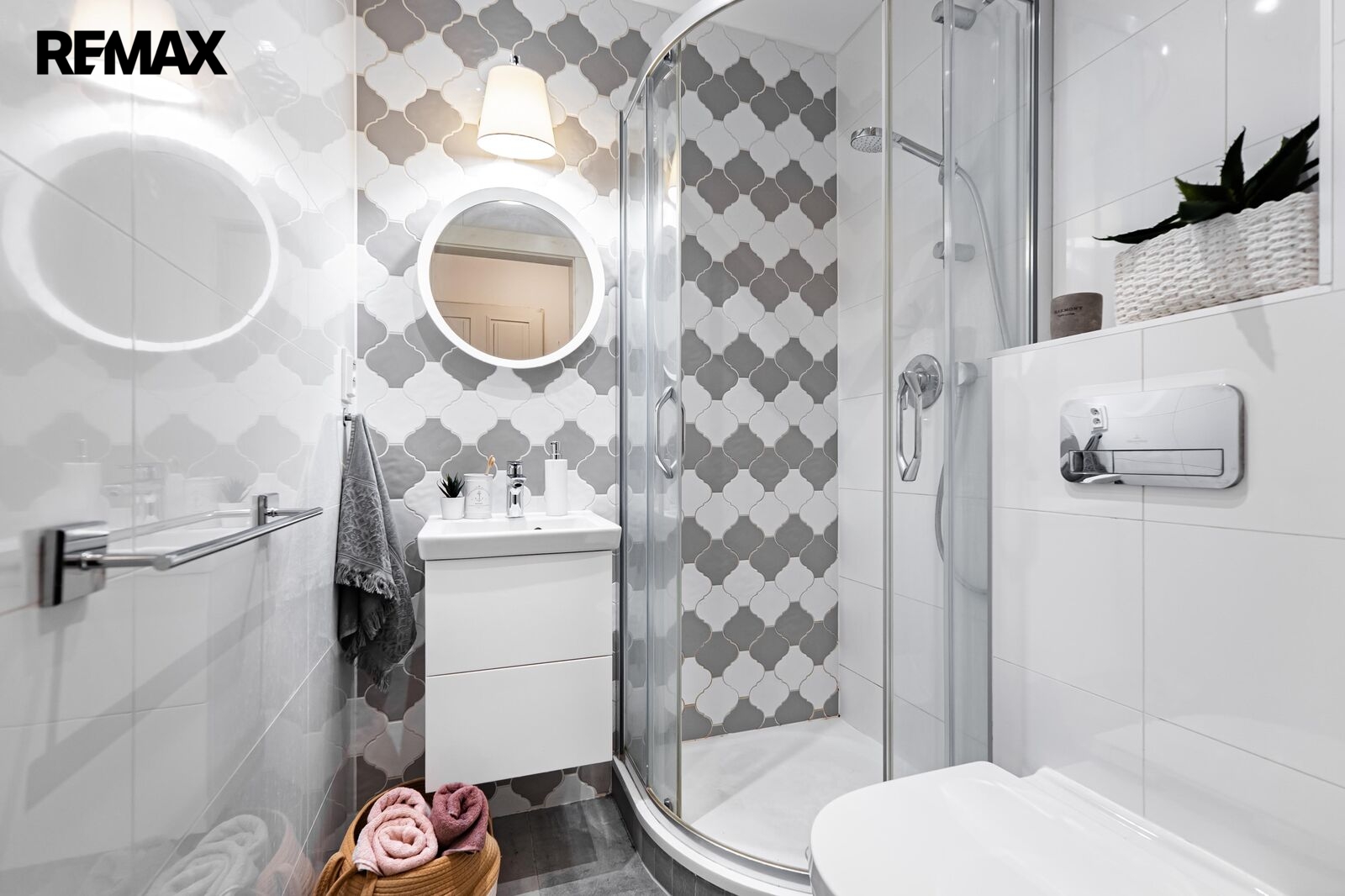 Koupelna se sprchovým koutem a toaletou