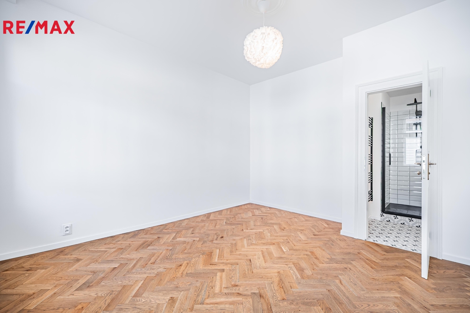 Pokoj má další samostatnou koupelnu