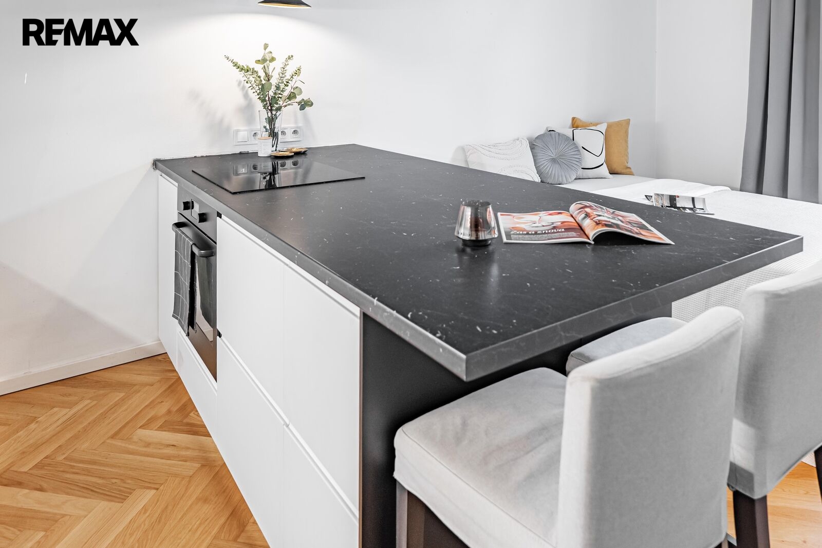 Detail barového pultu s varnou deskou a troubou