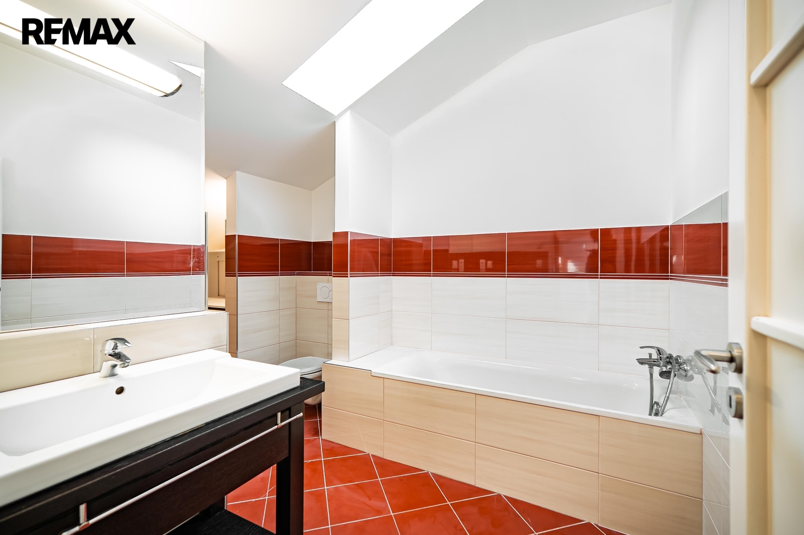 Druhá koupelna s vanou v patře