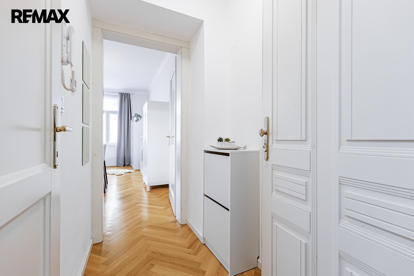 Vstupní předsíň s pohledem do obývacího pokoje