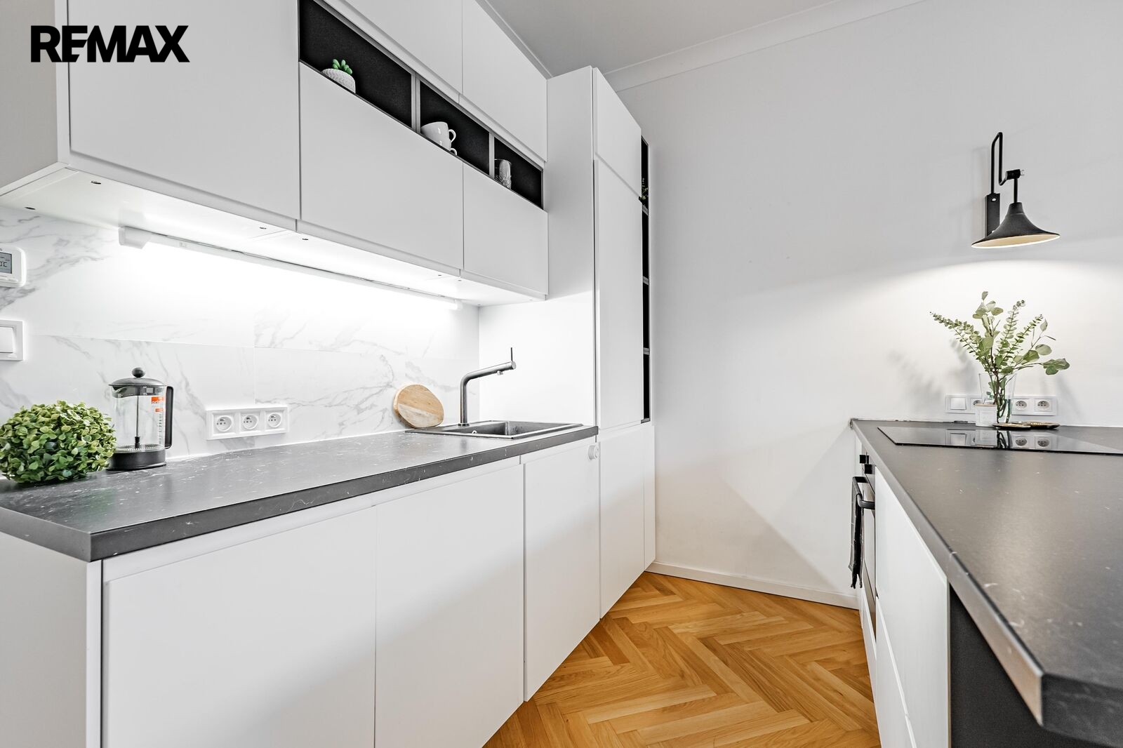 Kuchyňský kout se zabudovanými spotřebiči