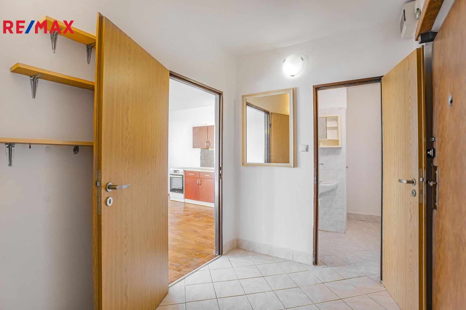 Pohled z předsíně do obývacího pokoje a koupelny