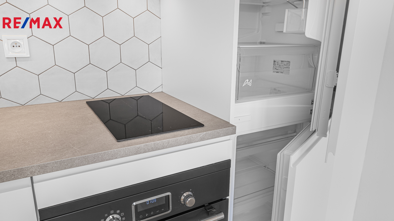 Detail varné desky, kombinované trouby a lednice s