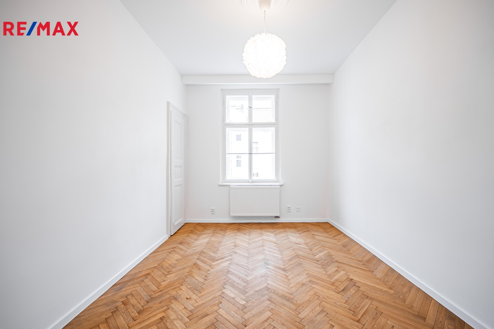 Pokoj bytu s okny do vnitrobloku