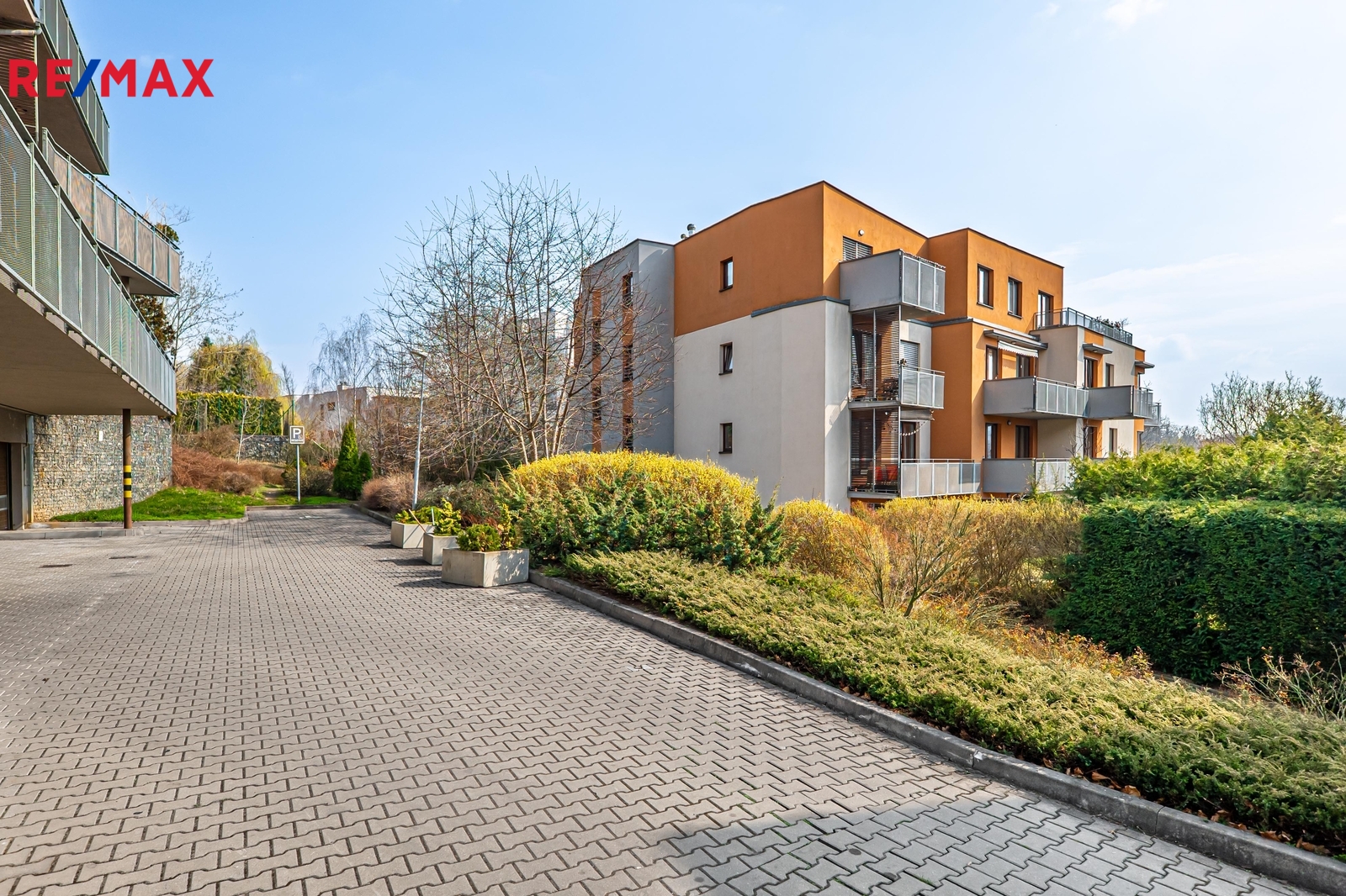 Pohled na dům z ulice