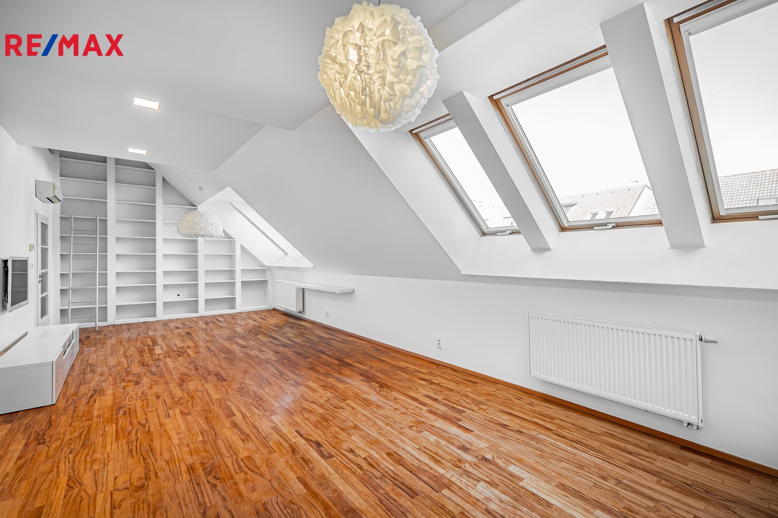 Obývací pokoj s velkou knihovnou