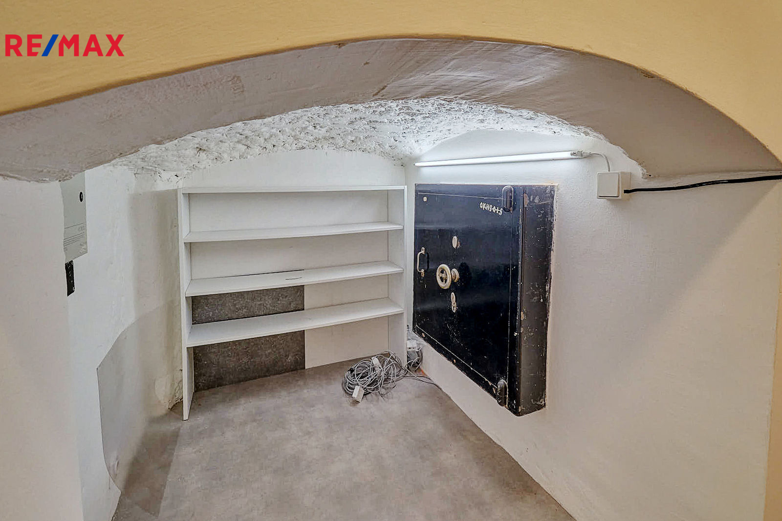 Menší místnost s trezorem v zadní části