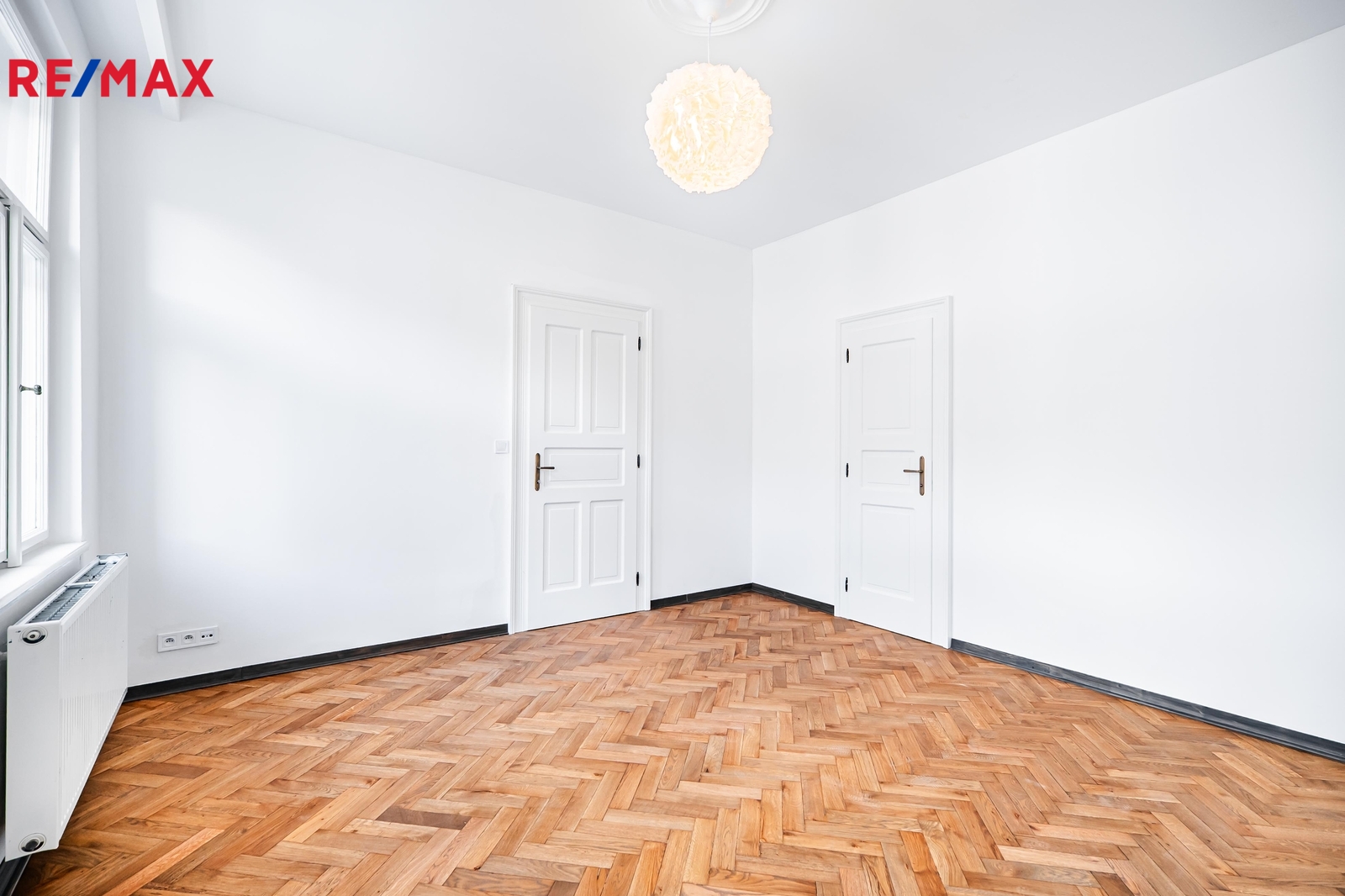 Vstup do obývacího pokoje a samostatné koupelny