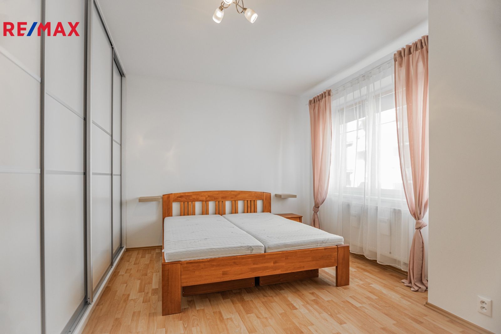 Ložnice bytu s vestavěnou skříní