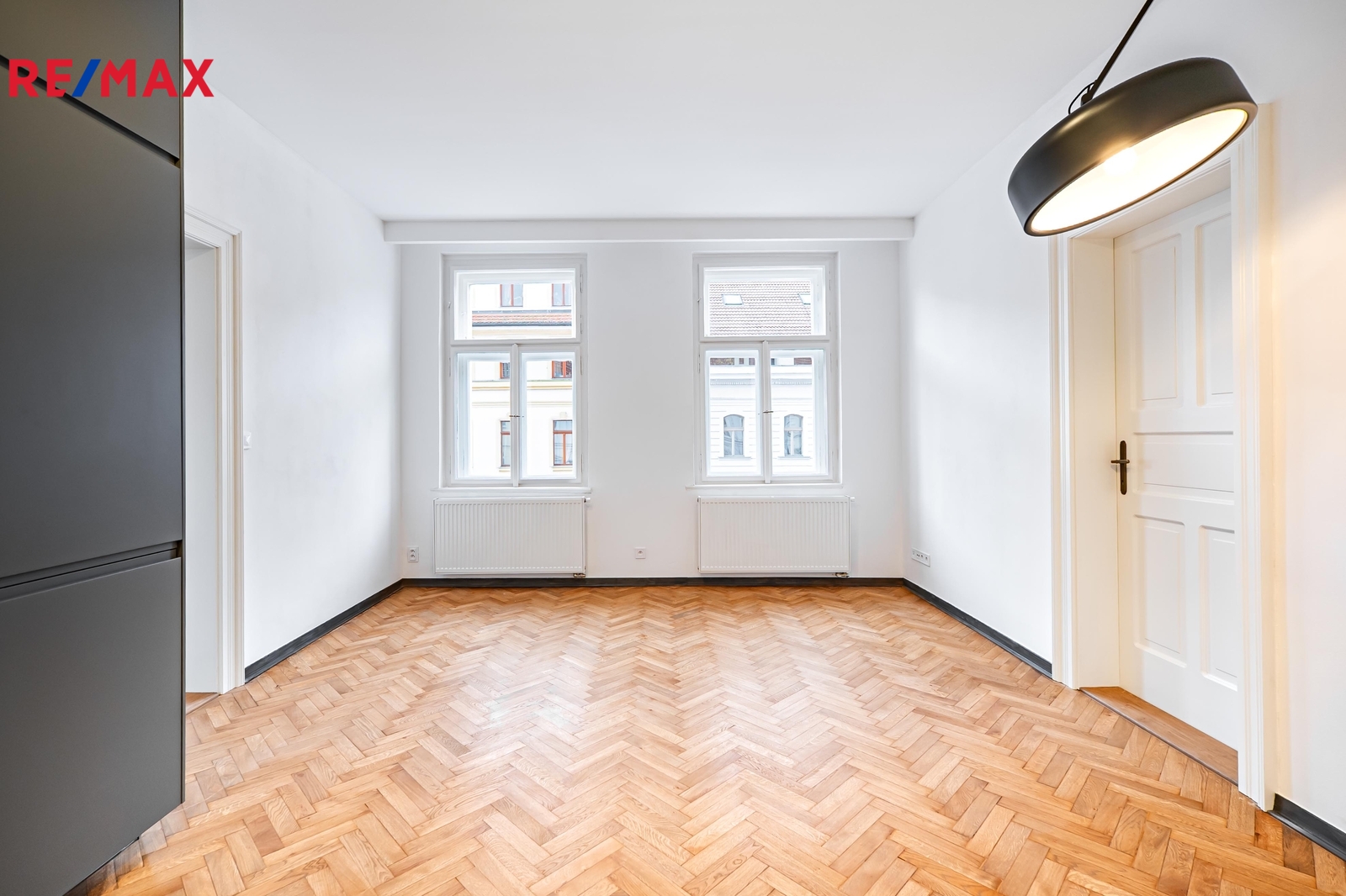 Obývací pokoj se vstupem do dalších ložnic