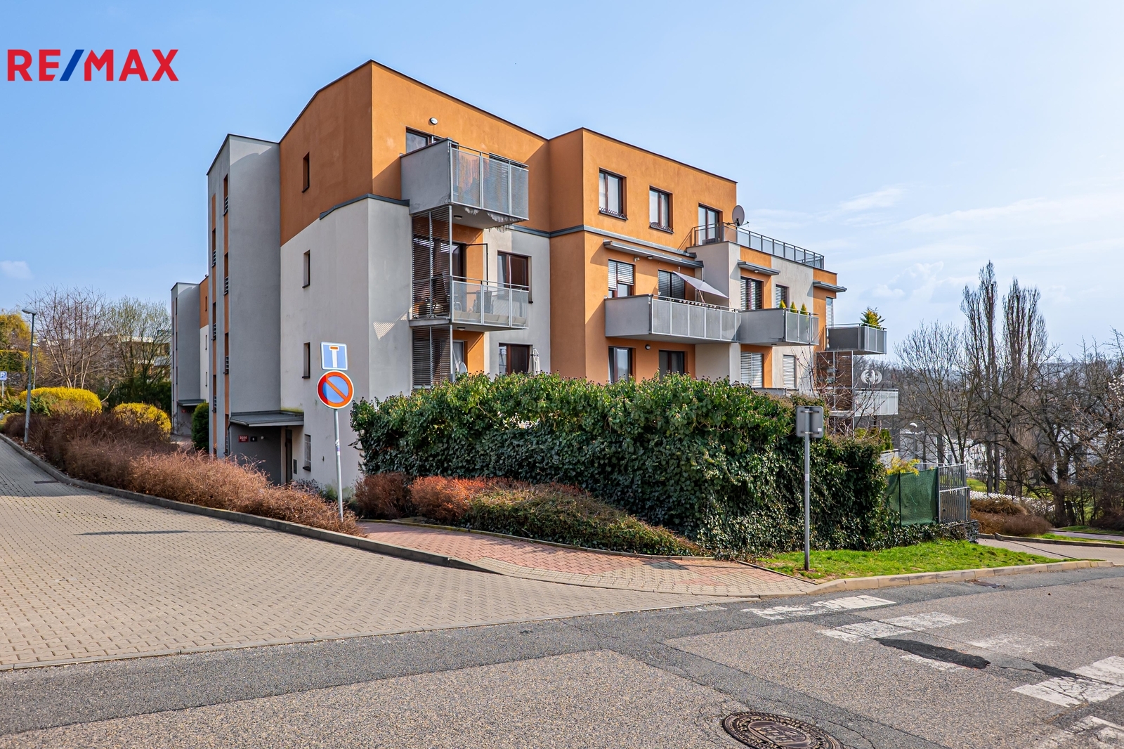 Pohled na dům z ulice