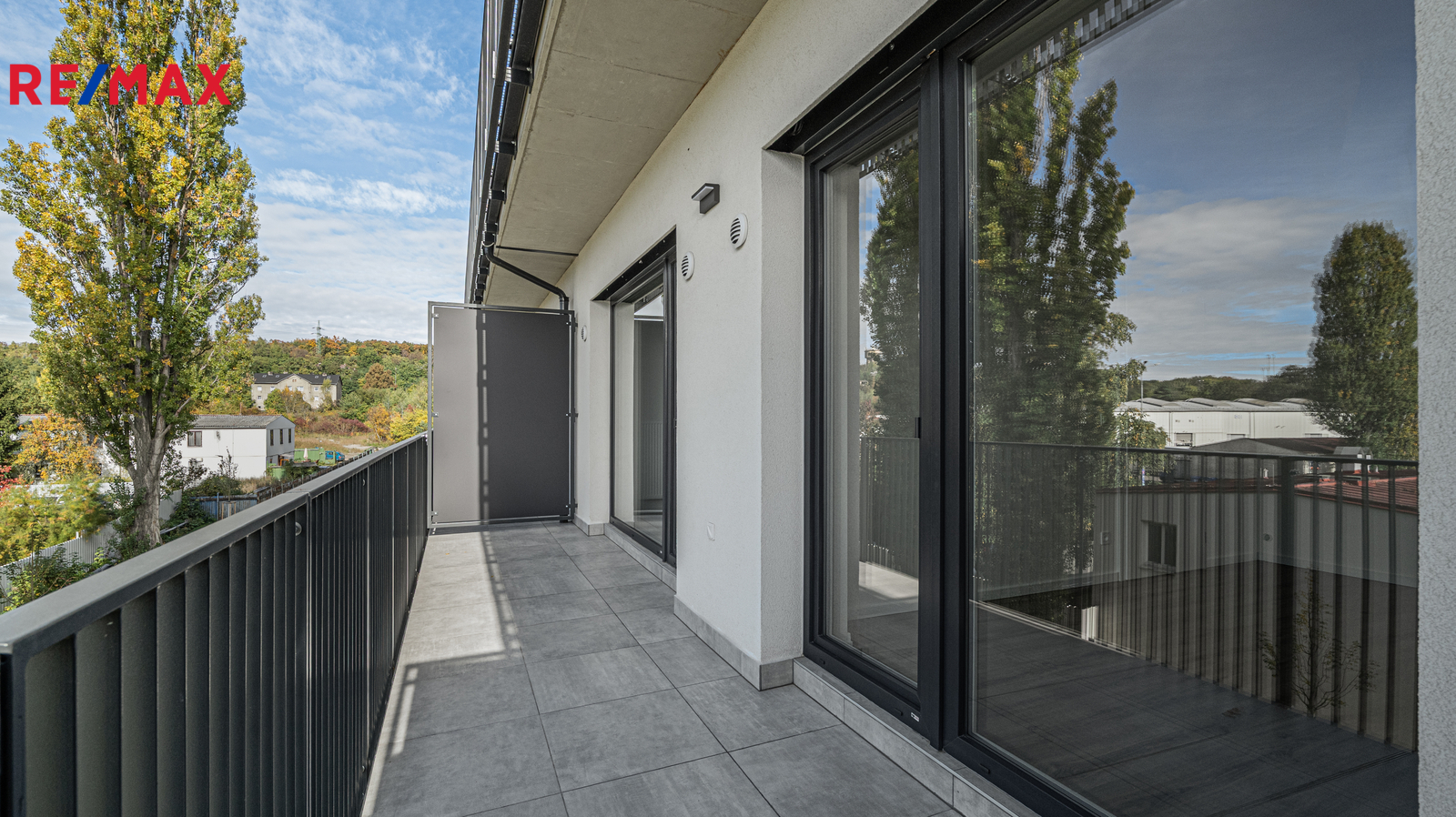 Balkon má dostatek místa pro posezení