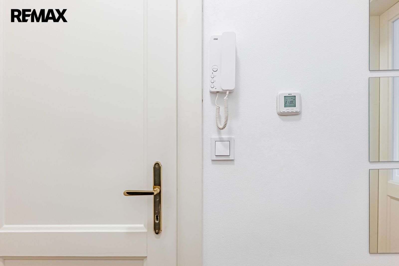 Ovládání vstupních dveří a termostat podlahového v