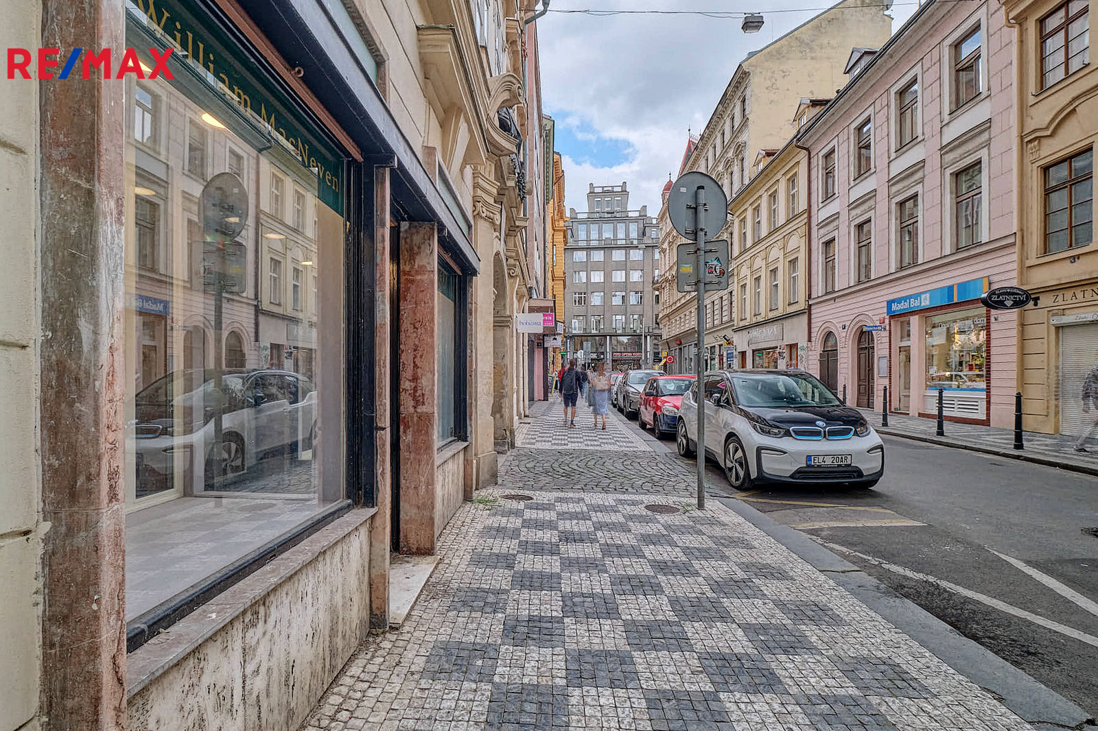 Pohled z ulice Palackého na nedalekou Vodičkovu ul