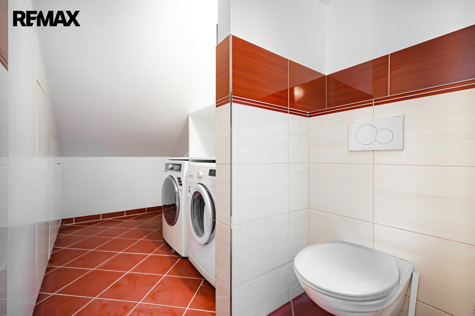 Prostor pro pračku a sušičku v koupelně