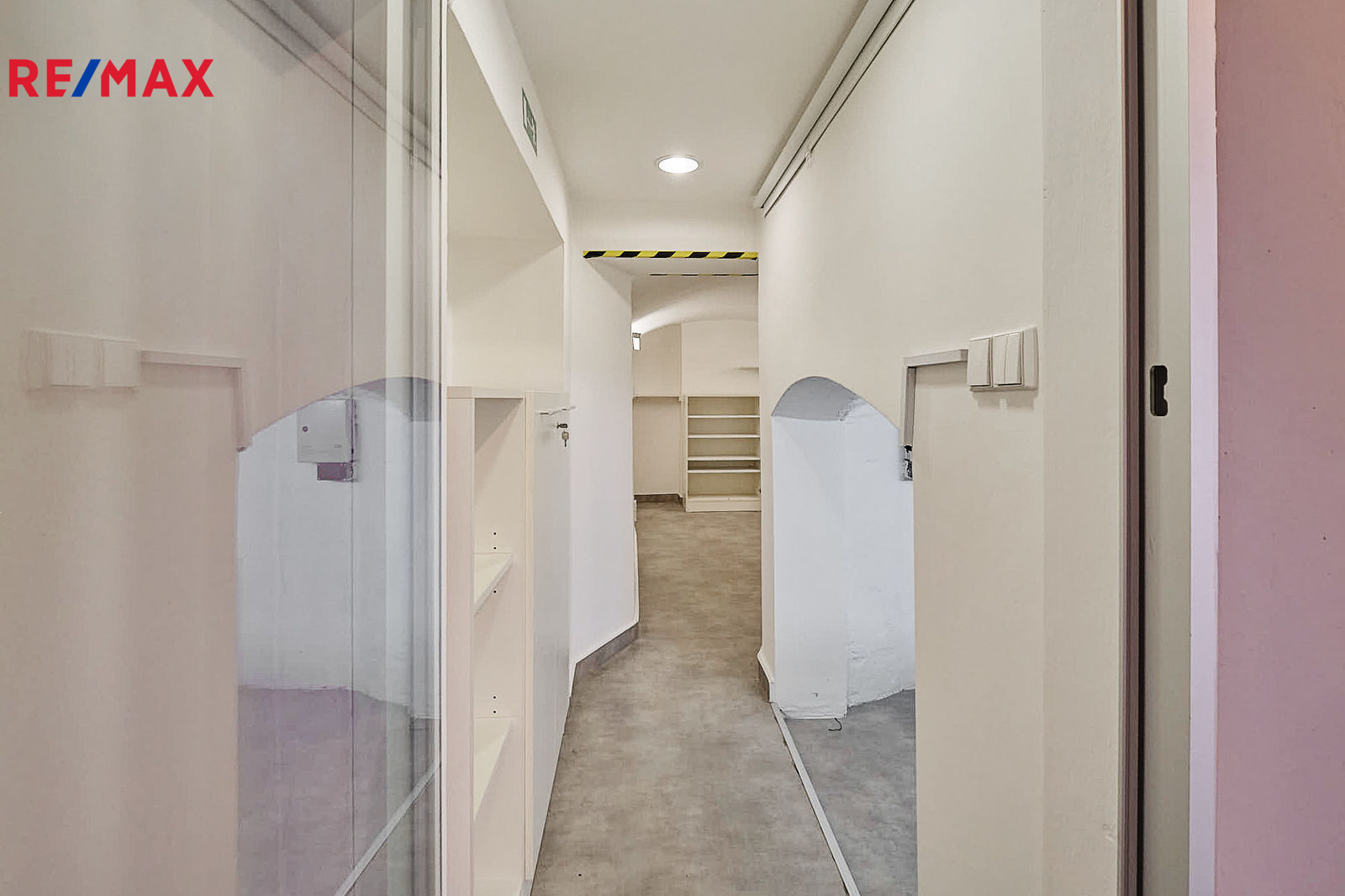 Pohled do zadní části obchodního prostoru