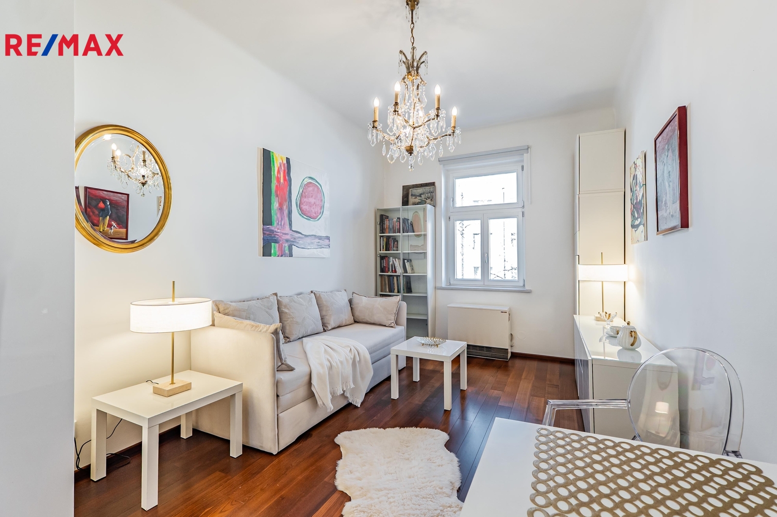 Pohled na obývací pokoj z kuchyně