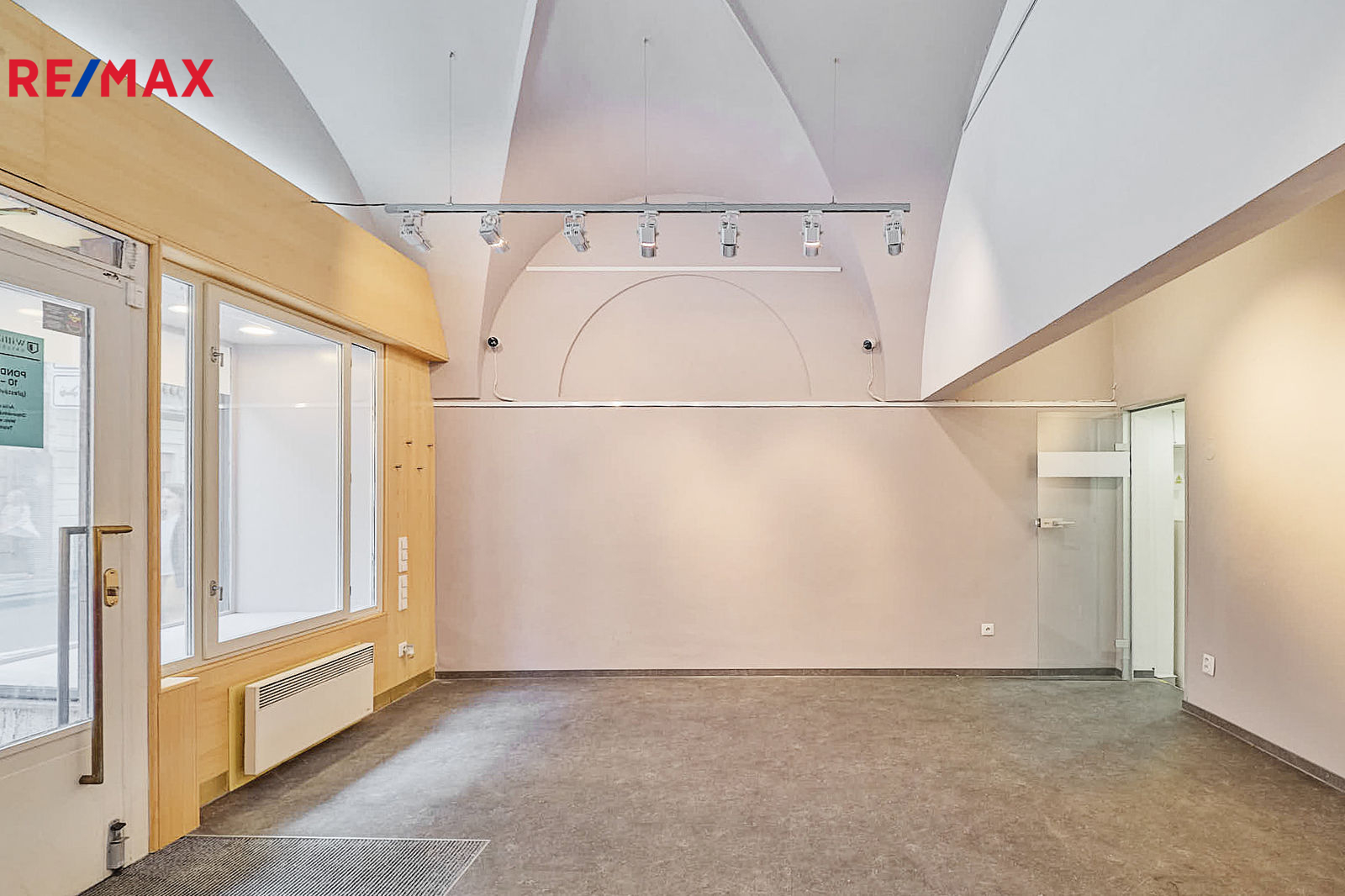 Vstup do zadní části - klientské zázemí/zázemí pro