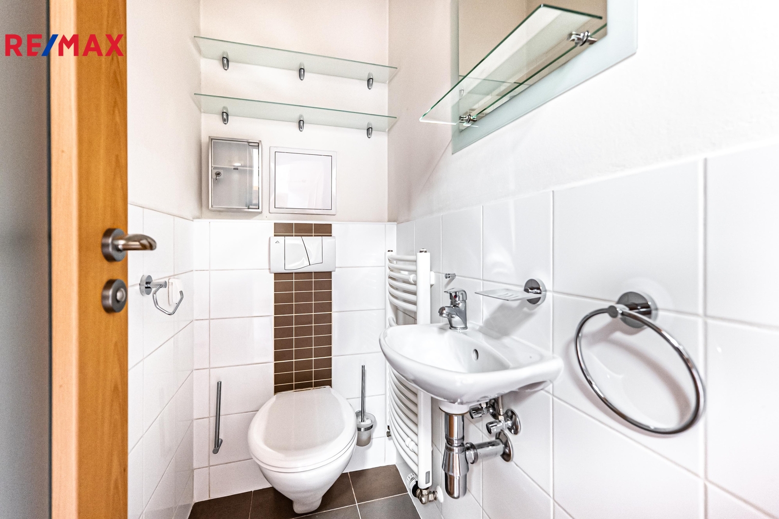 Samostatná toaleta s umyvadlem