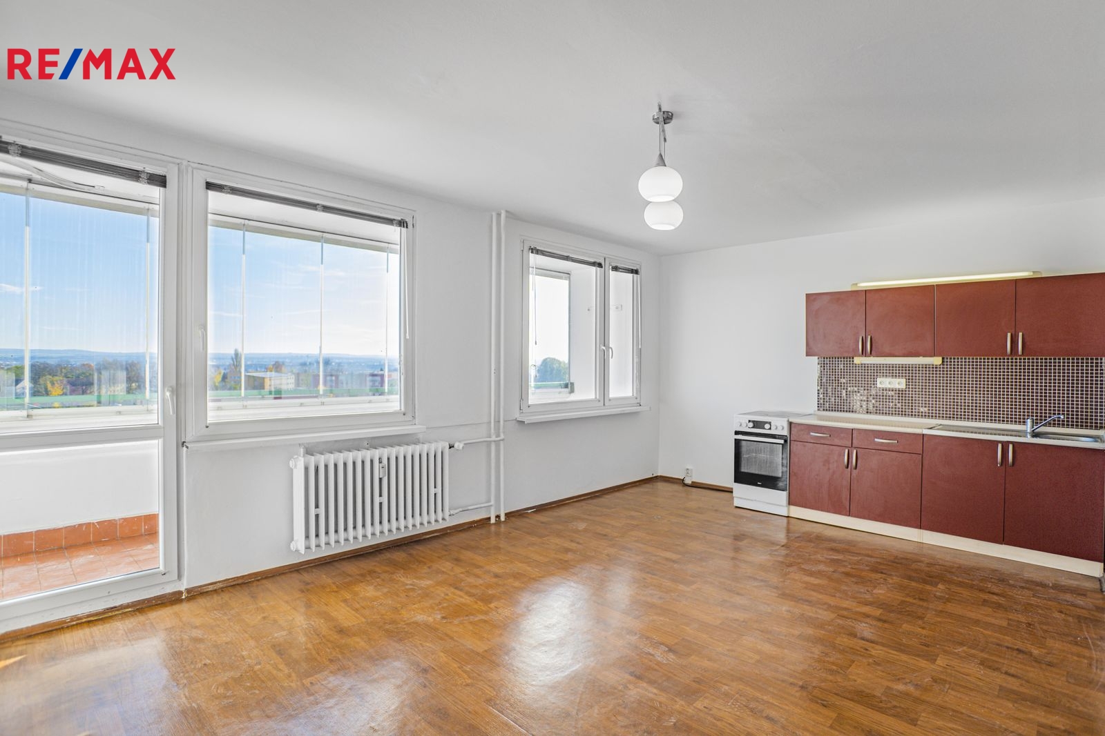 Obývací pokoj s kuchyňským koutem a vstupem na lodžii